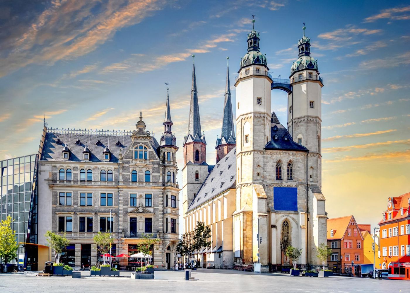Marktplatz in Halle (Saale) mit Marktkirche und historischen Gebäuden im Sonnenlicht