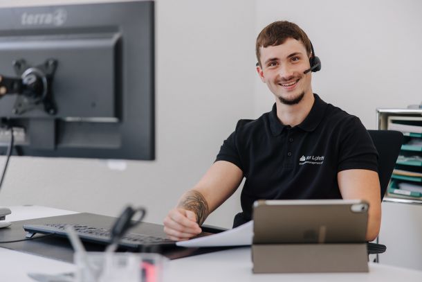 Mitarbeiter von Filor & Pfeffer im Kundenservice mit Headset am Arbeitsplatz