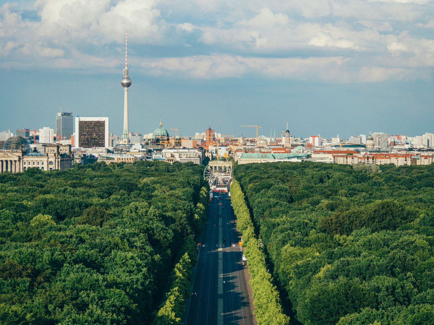 Blick über Berlin mit Fernsehturm, Tiergarten und Straße des 17. Juni