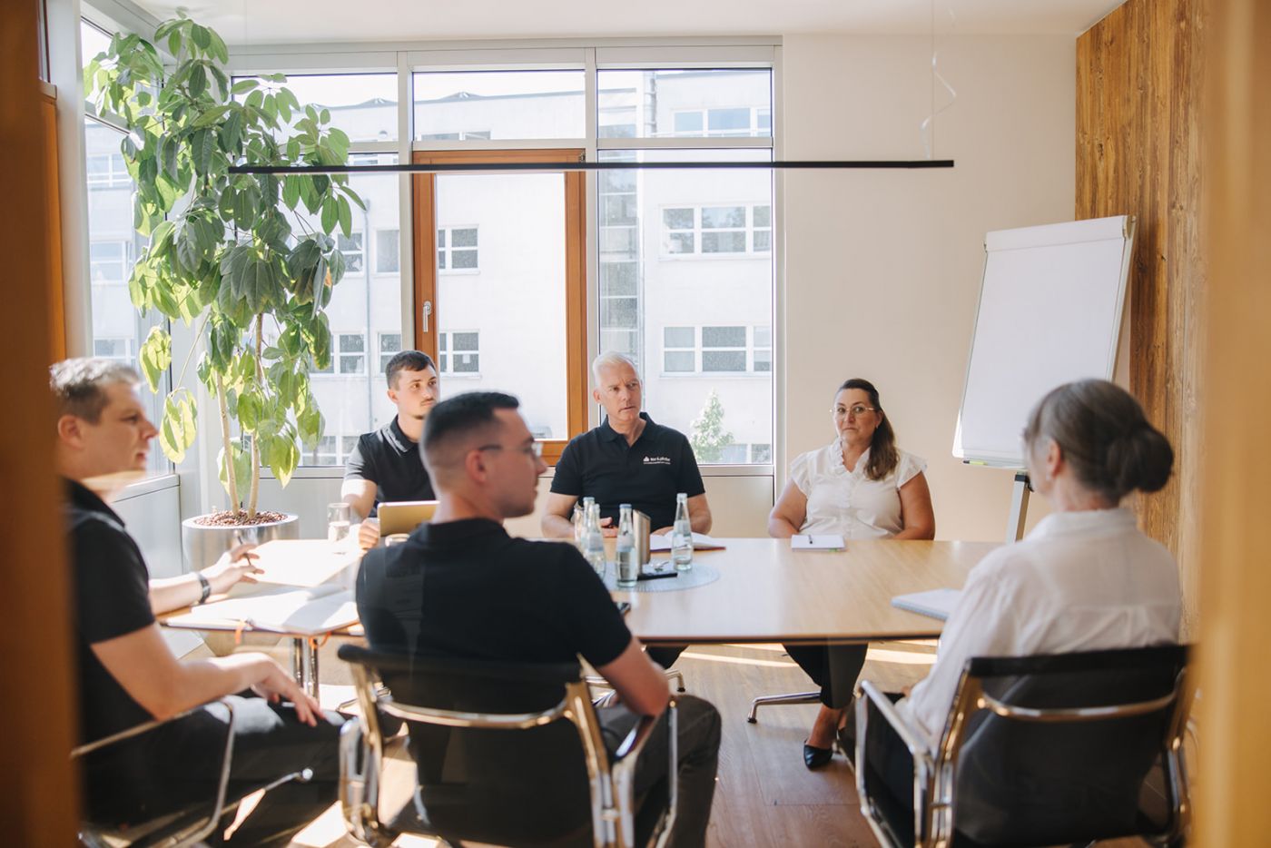 Team von Filor & Pfeffer bei einer Besprechung im hellen Konferenzraum